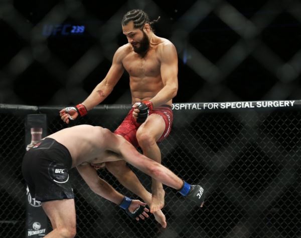 10 зрелищных нокаутов из мира MMA, сделанных с помощью удара коленом в прыжке