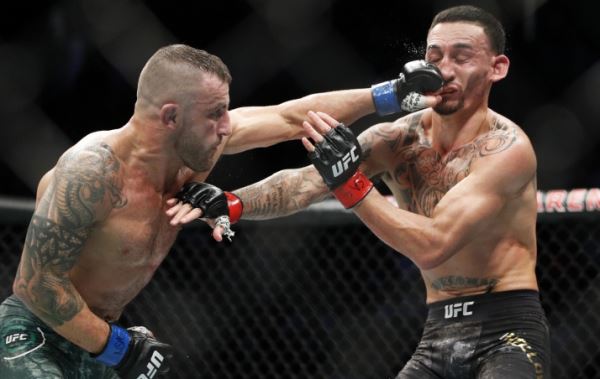 Реванш Макса Холлоуэя против Александра Волкановски состоится на турнире UFC 251. Он станет третьим титульным боем на этом мероприятии